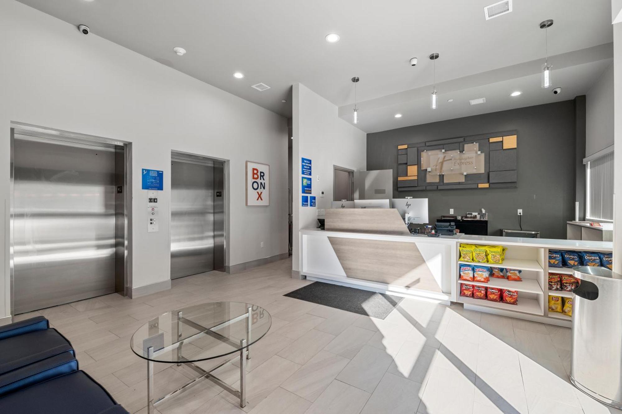 Holiday Inn Express & Suites New York Buitenkant foto