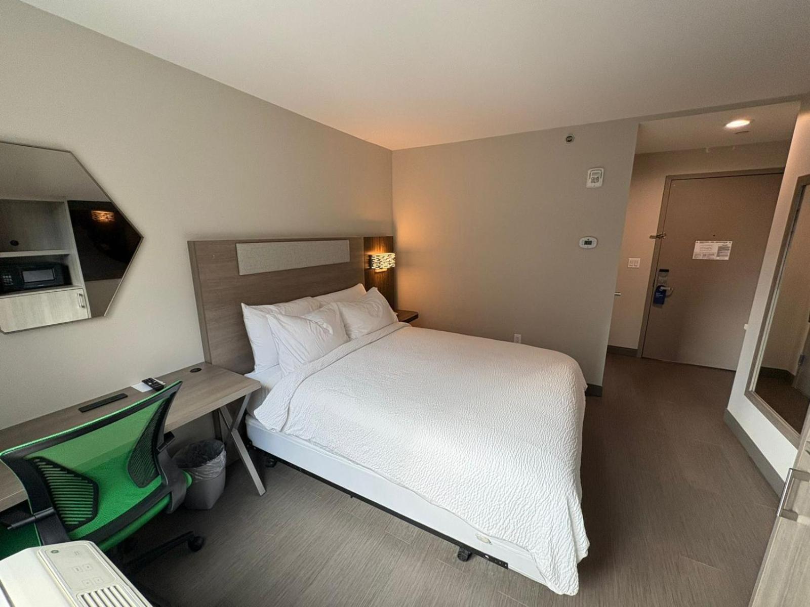 Holiday Inn Express & Suites New York Buitenkant foto