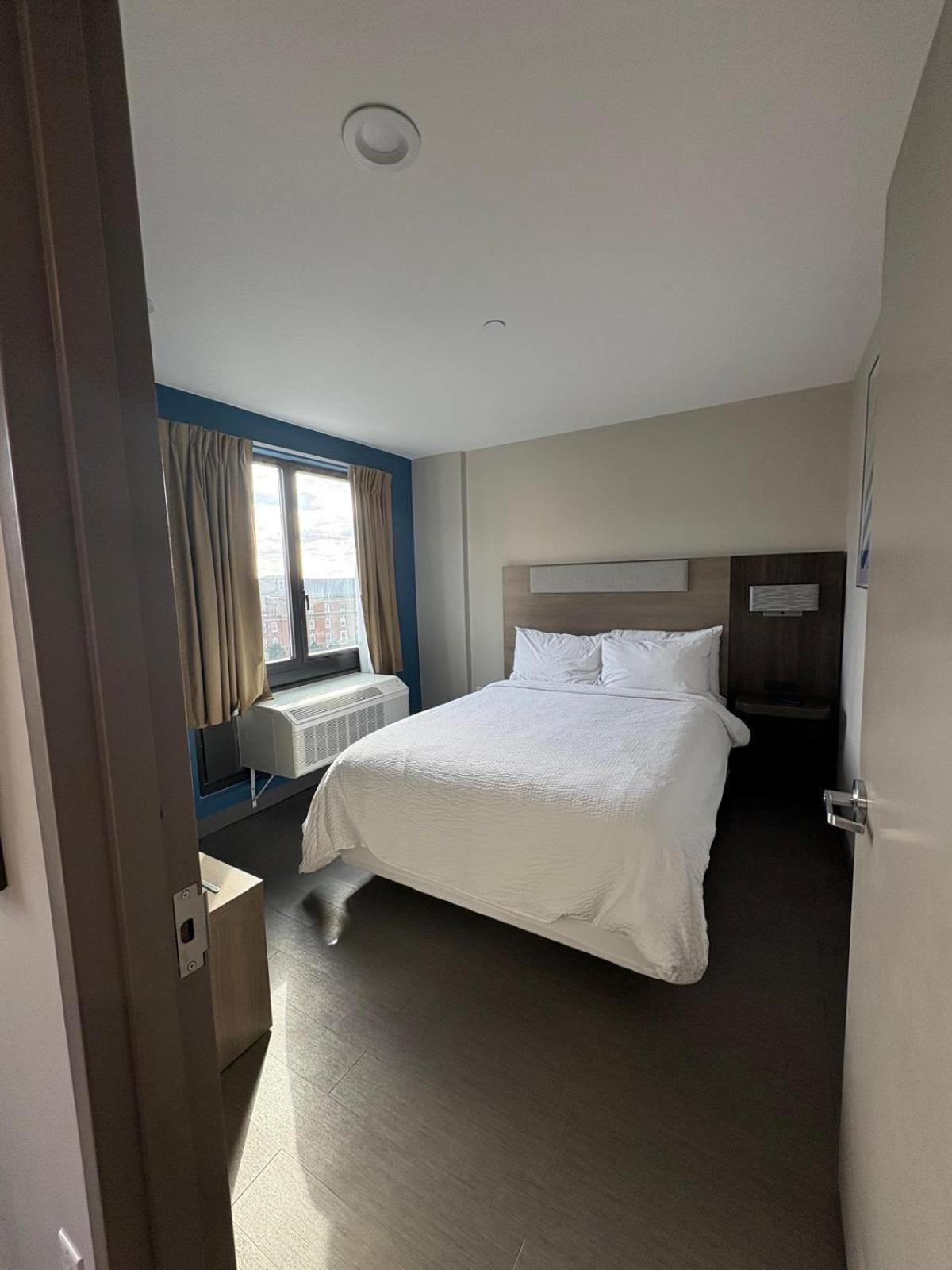 Holiday Inn Express & Suites New York Buitenkant foto
